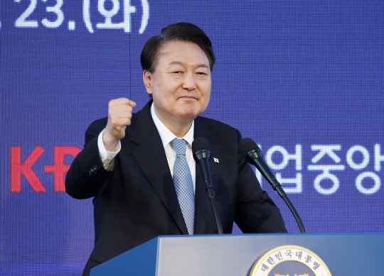 윤석열 대통령이 23일 서울 용산 대통령실 잔디마당에서 열린 '2023 대한민국 중소기업인대회'에서 격려사를 마친 뒤 주먹을 쥐고 응원하고 있다. 대통령실통신사진기자단=연합뉴스